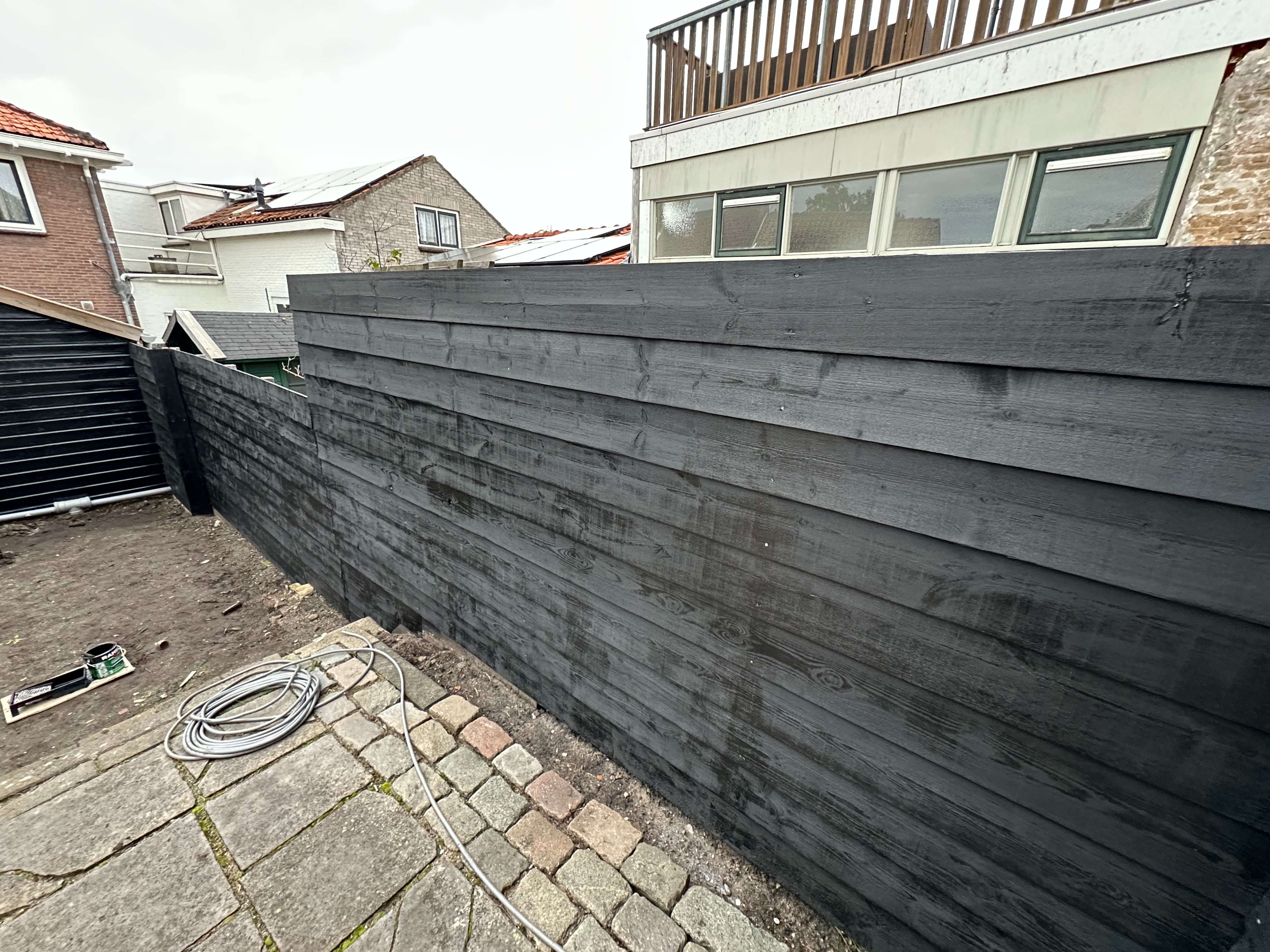 Zwart geverfde schutting