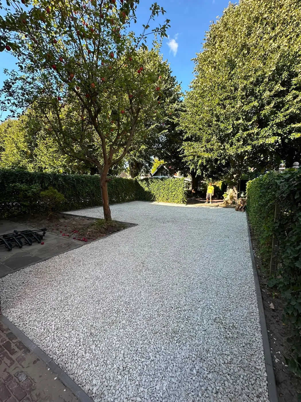 Bestrating grindoprit met opsluitbanden — bestrating door Homeservices in regio Voorne aan Zee