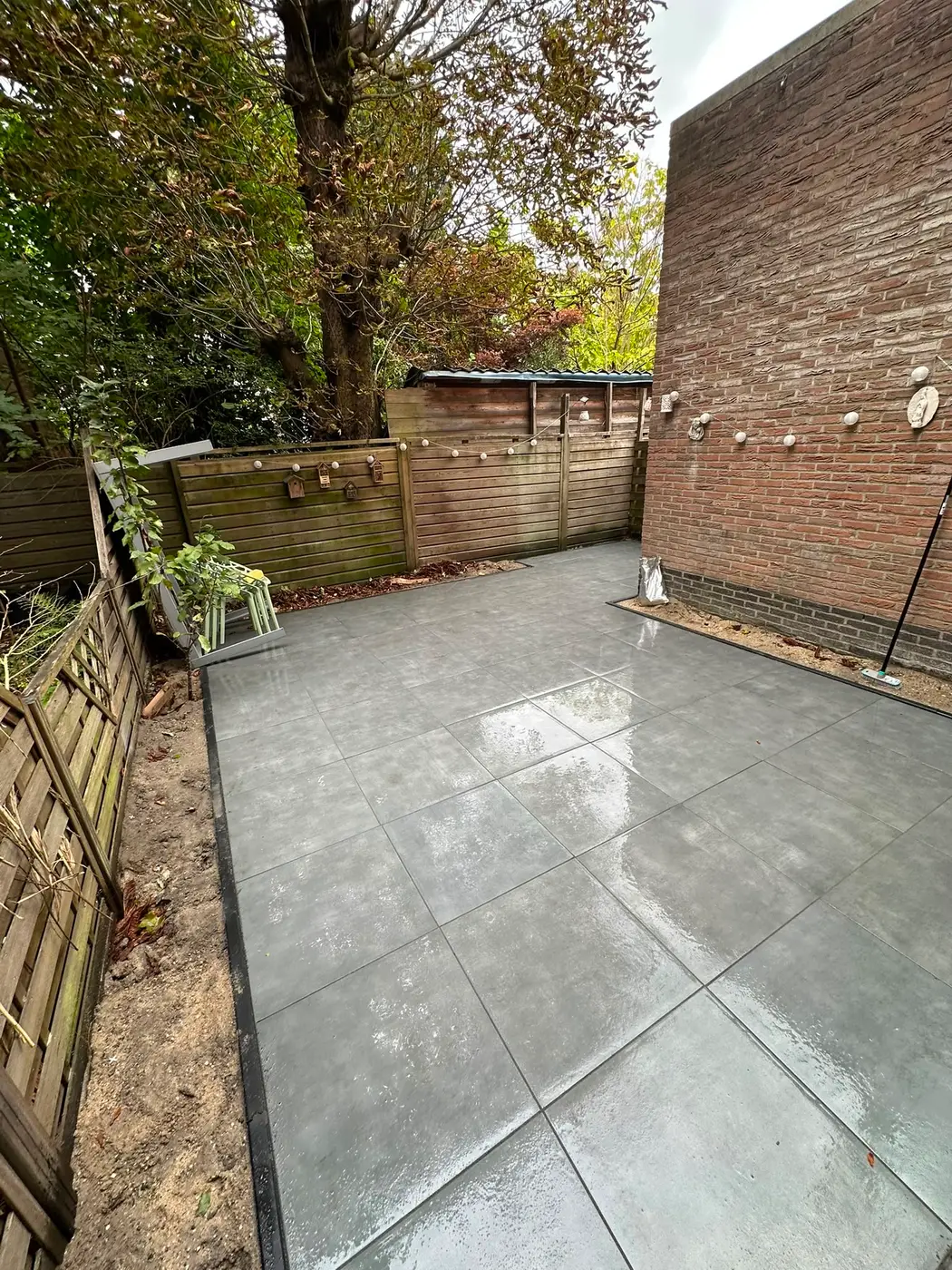 Bestrating terras achtertuin tegels 01 — bestrating door Homeservices in regio Voorne aan Zee