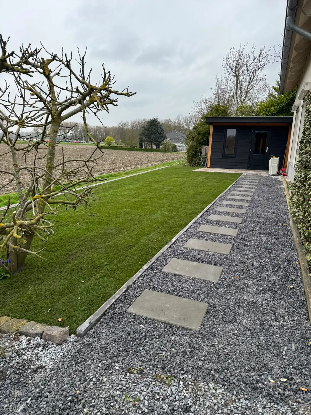 Tuinaanleg gazon grindpad 01 — tuinaanleg door Homeservices in regio Voorne aan Zee
