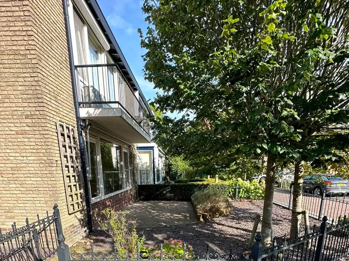 Na: Verwilderde hoektuin volledig opgeschoond en opnieuw aangeplant.